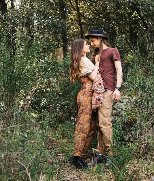 Pareja de senderistas enamorados besándose en la naturaleza