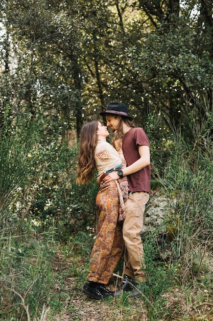 Foto gratuita pareja de senderistas enamorados besándose en la naturaleza