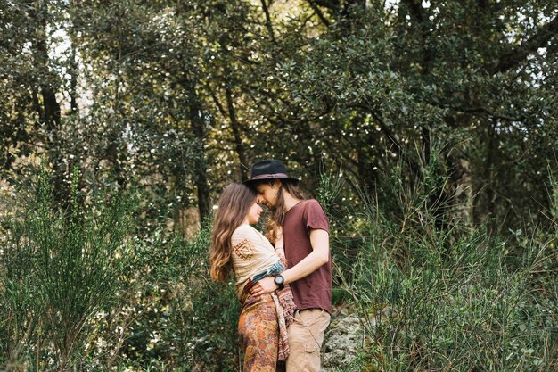 Pareja de senderistas enamorados besándose en la naturaleza