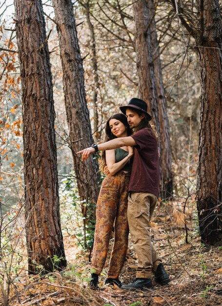 Pareja de senderistas enamorados besándose en la naturaleza