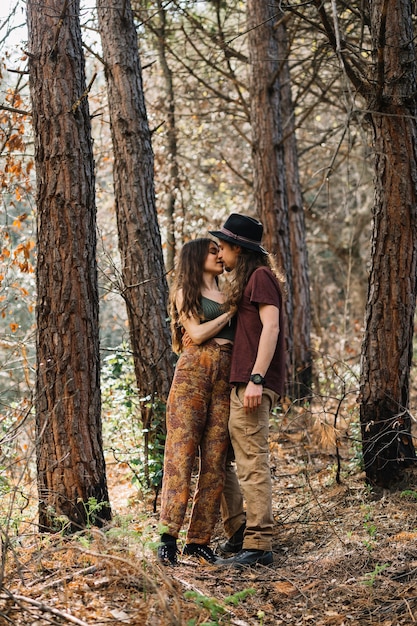 Foto gratuita pareja de senderistas enamorados besándose en la naturaleza