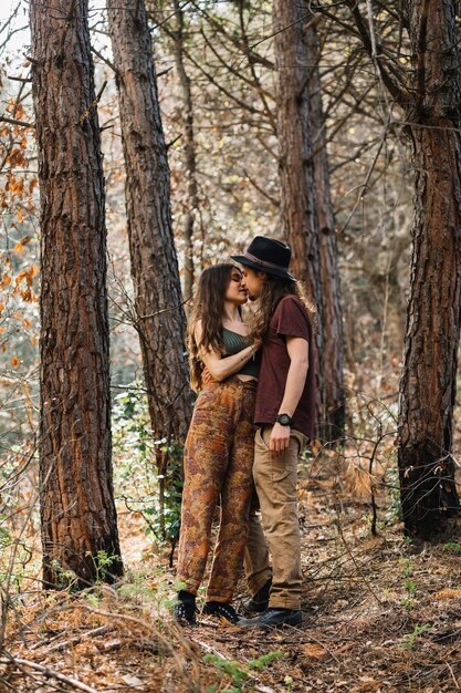 Pareja de senderistas enamorados besándose en la naturaleza