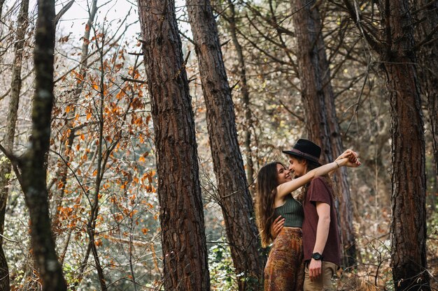 Pareja de senderistas enamorados besándose en la naturaleza