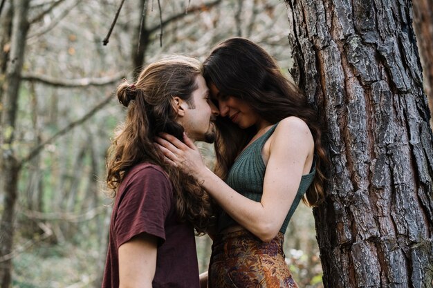 Pareja de senderistas enamorados besándose en la naturaleza