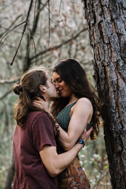 Pareja de senderistas enamorados besándose en la naturaleza