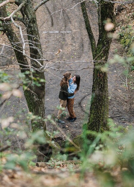 Pareja de senderistas enamorados besándose en la naturaleza