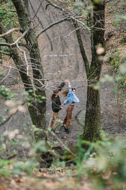 Pareja de senderistas enamorados besándose en la naturaleza