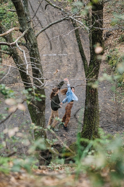 Pareja de senderistas enamorados besándose en la naturaleza