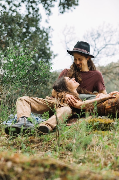 Pareja de senderistas enamorados sentada en la naturaleza