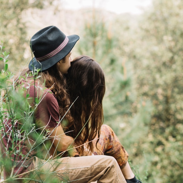 Foto gratuita pareja de senderistas enamorados sentada en la naturaleza