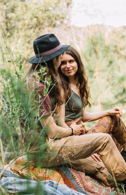 Pareja de senderistas enamorados sentada en la naturaleza