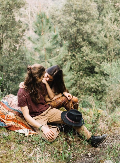 Pareja de senderistas enamorados sentada en la naturaleza