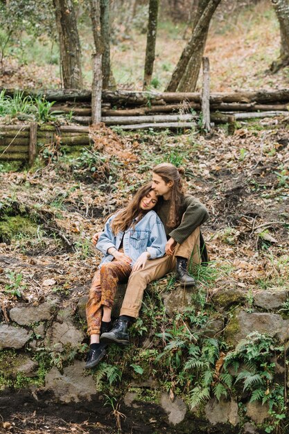 Pareja de senderistas enamorados sentada en la naturaleza