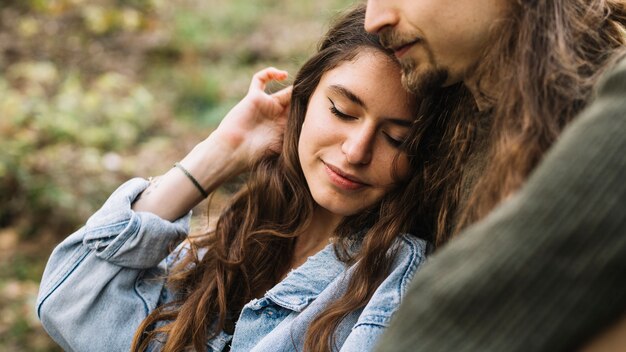 Pareja de senderistas enamorados sentada en la naturaleza