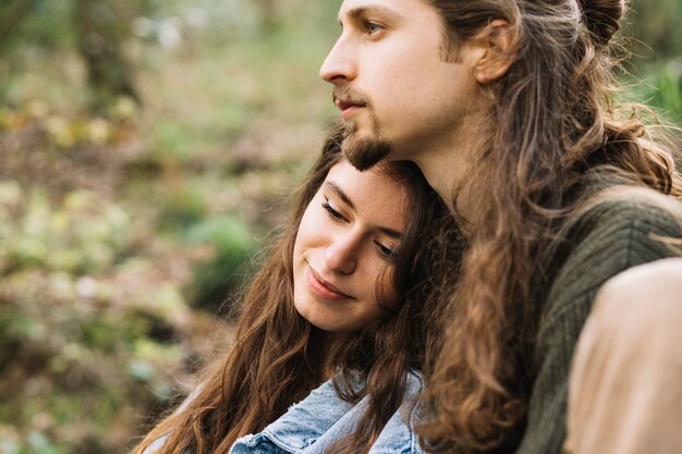 Pareja de senderistas enamorados sentada en la naturaleza