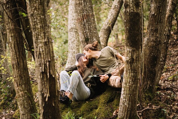 Pareja de senderistas enamorados sentada en la naturaleza