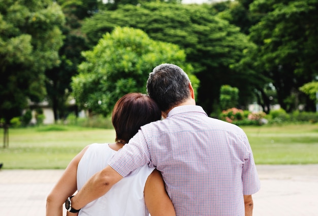 Pareja senior de Asia en el parque vista trasera imagen gratis