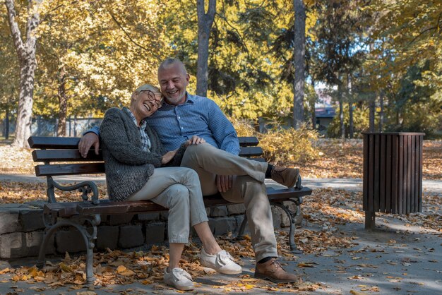 Pareja senior caucásica disfrutando de su tiempo en el parque