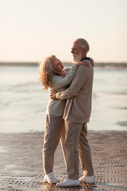 Foto gratuita pareja senior de historia de amor de tiro completo