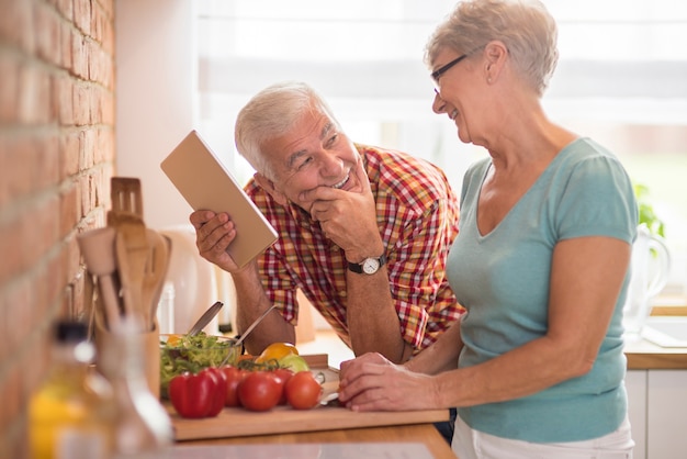 Foto gratuita pareja senior moderna pasar tiempo en la cocina