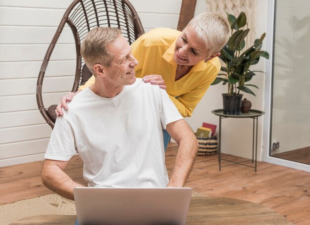 Pareja senior moderna pasar tiempo juntos