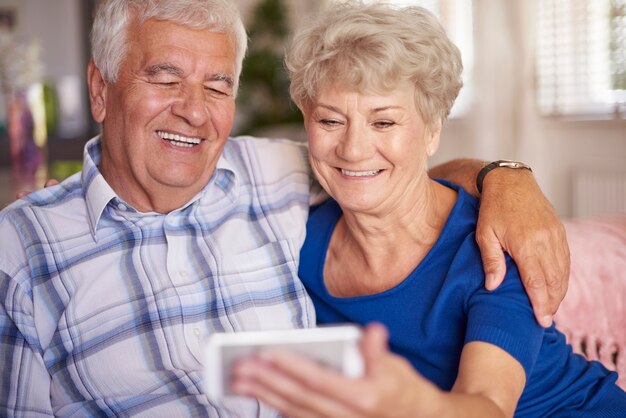 Pareja senior moderna tomando un selfie