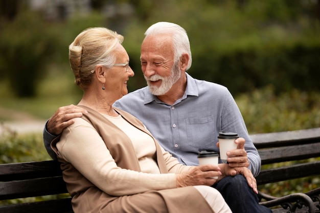 Pareja senior romántica de tiro medio