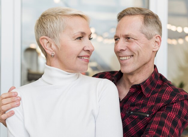 Pareja senior sonriente mirando el uno al otro con amor