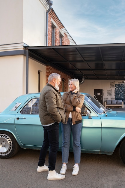 Pareja senior sonriente de tiro completo al aire libre