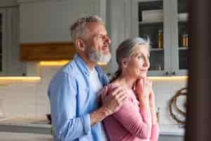 Foto gratuita pareja senior sonriente de tiro medio