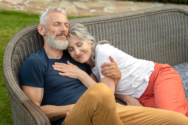 Pareja senior sonriente de tiro medio