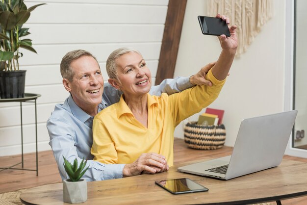 Pareja senior sonriente tomando un selfie