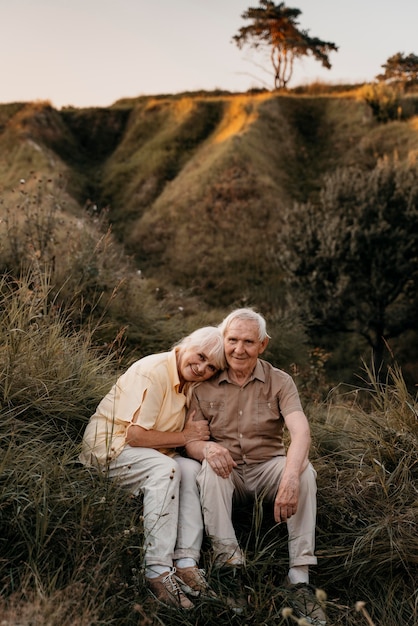 Pareja senior de tiro completo al aire libre