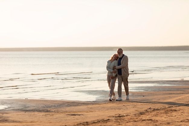 Pareja senior de tiro completo en la playa