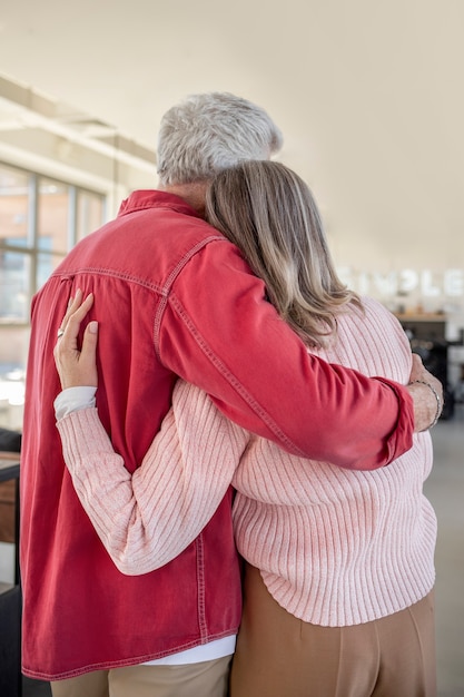 Pareja senior de tiro medio abrazados