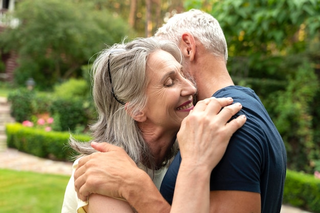 Pareja senior de tiro medio abrazándose