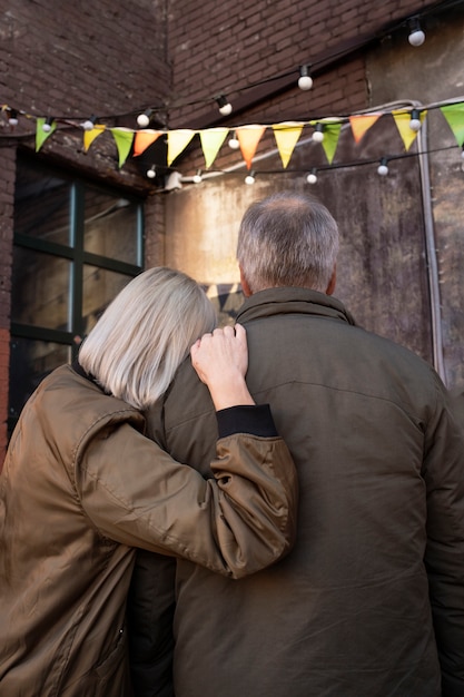 Foto gratuita pareja senior de tiro medio al aire libre