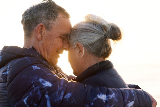 Foto gratuita pareja senior de tiro medio al aire libre