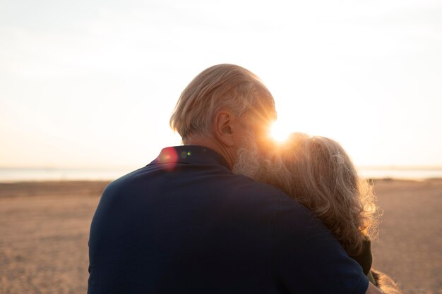 Pareja senior de tiro medio al atardecer