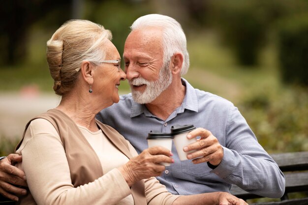 Pareja senior de tiro medio en el amor