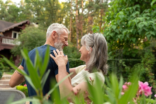 Foto gratuita pareja senior de tiro medio bailando