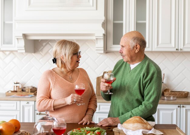 Pareja senior de tiro medio con bebidas