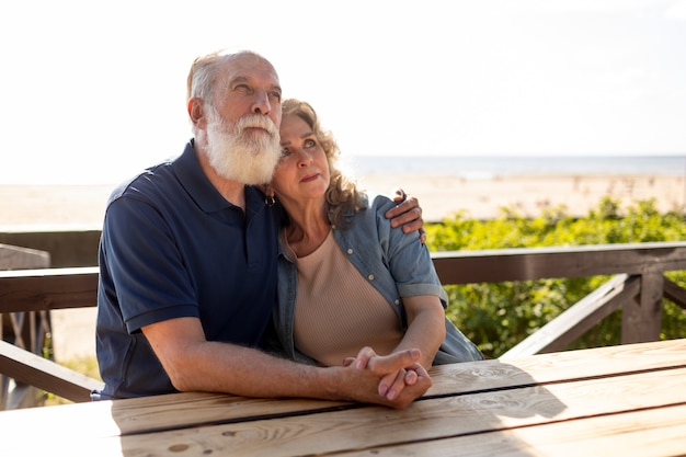 Pareja senior de tiro medio cogidos de la mano