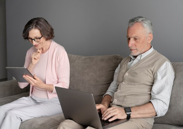 Pareja senior de tiro medio dentro