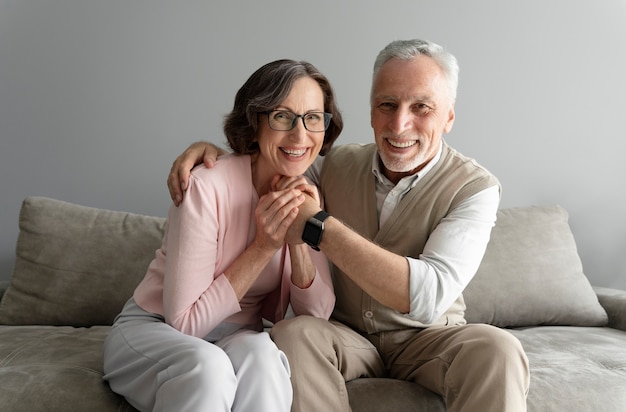 Pareja senior de tiro medio dentro