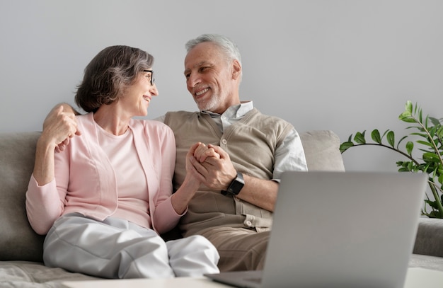 Pareja senior de tiro medio en el interior