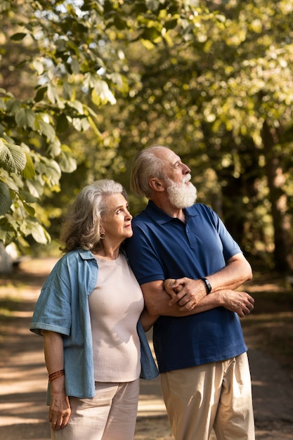 Foto gratuita pareja senior de tiro medio en la naturaleza