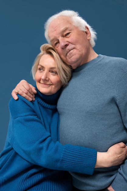 Pareja senior de tiro medio posando juntos