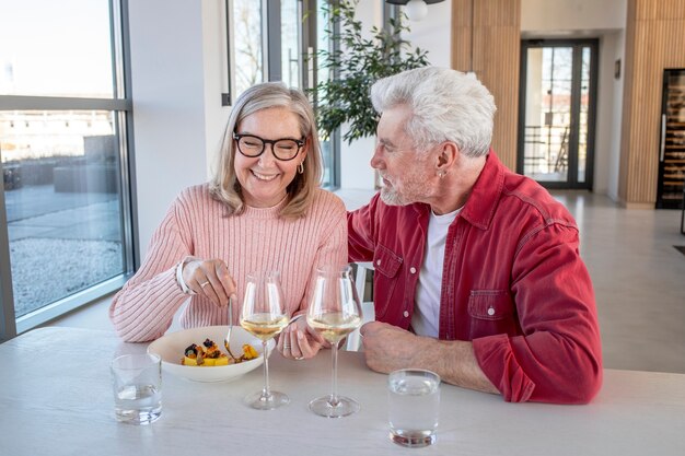 Pareja senior de tiro medio en el restaurante