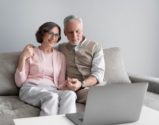 Pareja senior de tiro medio sentados juntos